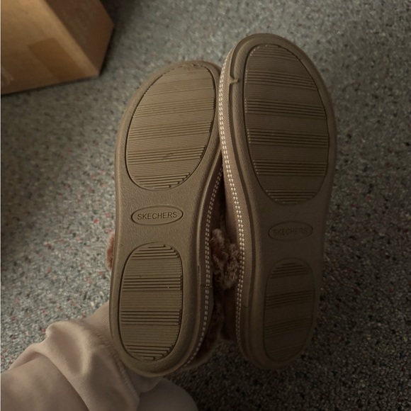🍋Sketchers Fur Shoes - Picture 2 of 3